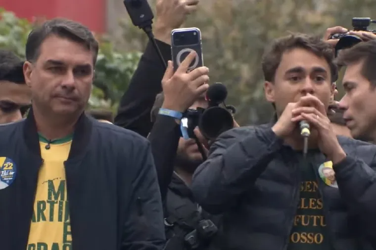 Flávio Bolsonaro diz que eleitor de Lula "também vota em Alexandre de Moraes" e que vai subir a rampa junto com o pai