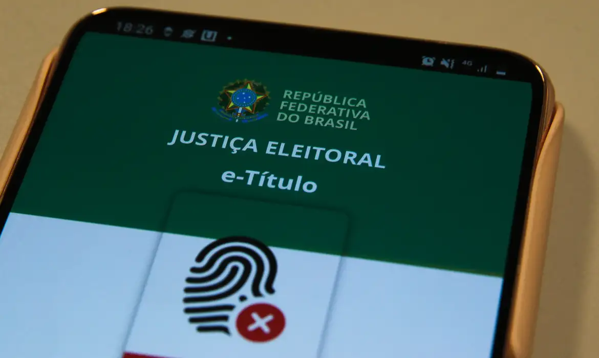 Eleitor utiliza e-Título para identificação nas eleições de 2026