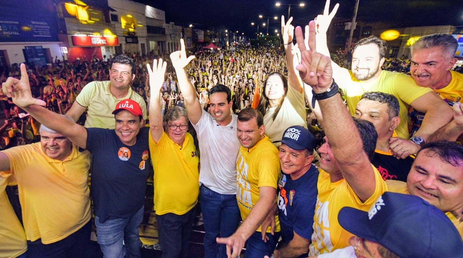 Lucas percorre 100 km e encerra caravana com grande comício em Itabaiana