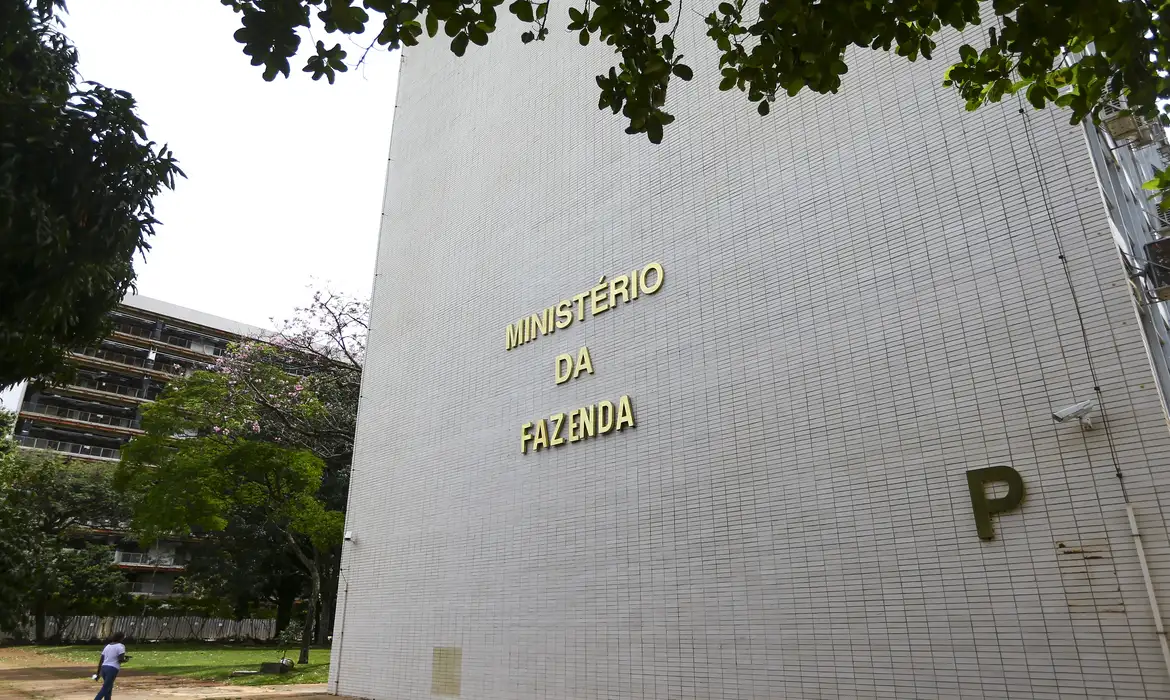 Ministério da Fazenda reduz projeção do PIB de 2026 para 2% e revisa inflação para 4,9%. Veja detalhes