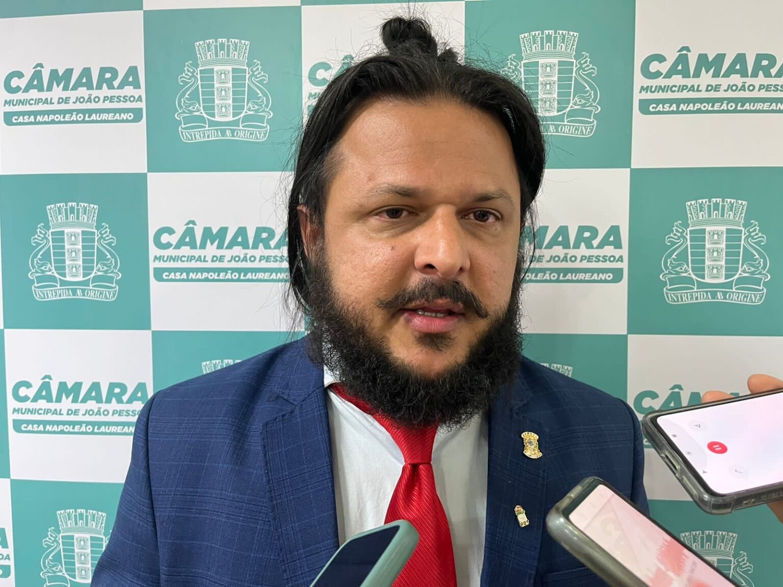 Junio Leandro critica oligarquias