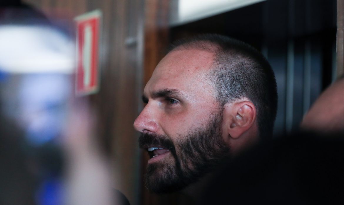 STF nega recurso por unanimidade e mantém pena de 4 anos e 2 meses de prisão para Eduardo Bolsonaro. Saiba mais