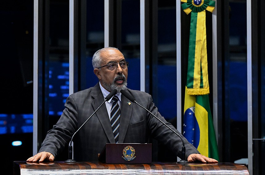 Senadores durante sessão da CCJ que analisa PEC sobre o fim da escala 6×1