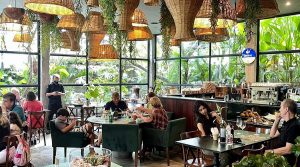 Com previsão de alta de 20% no custo com pessoal após o fim da escala 6x1, Abrasel lança guia gratuito para orientar bares e restaurantes sobre a mudança