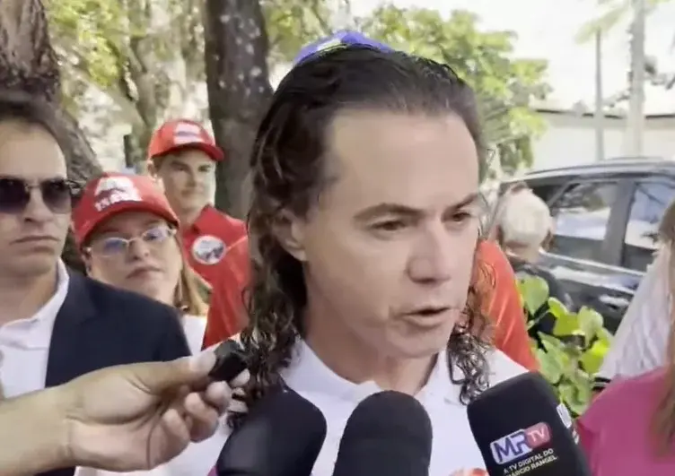 Acompanhado da esposa, senador Veneziano vota em Campina Grande e destaca 'mãos limpas'