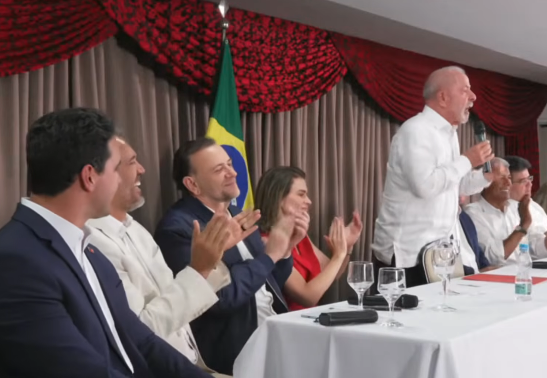 Lula durante reunião com aliados políticos em Brasília após o primeiro turno das eleições