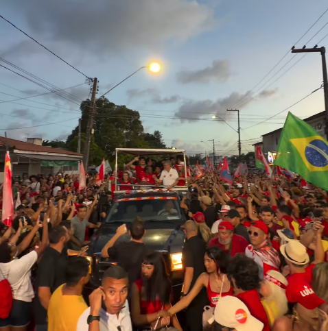 Mangabeira registra ato pró-Lula lotado