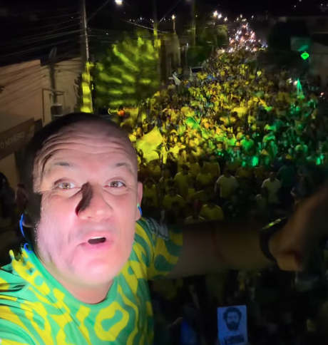 Apoiadores de Flávio Bolsonaro ocupam rua em manifestação em Pombal na véspera do segundo turno