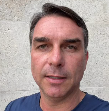 Moraes manda Flávio Bolsonaro entregar passaportes