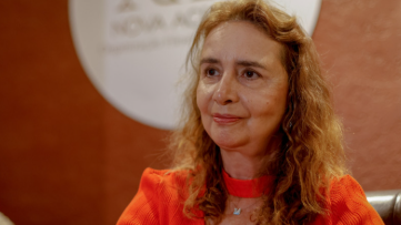 Lúcia Helena Galvão durante divulgação de palestra do Dia Mundial da Filosofia em Cabedelo.