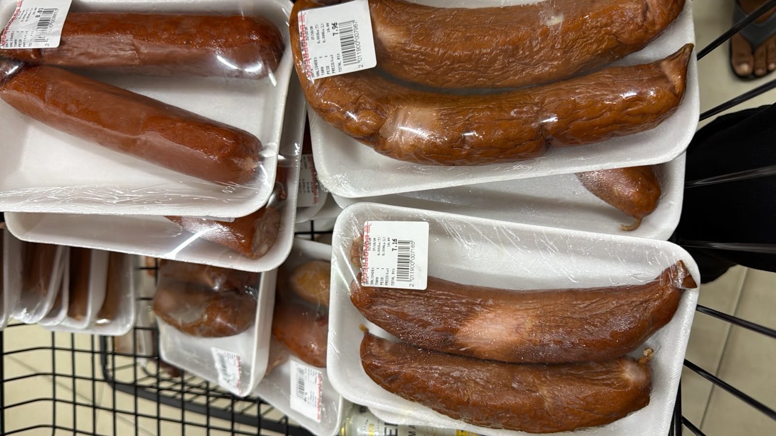 Procon-JP autua supermercado no Costa e Silva por vender alimentos sem procedência e cerveja vencida