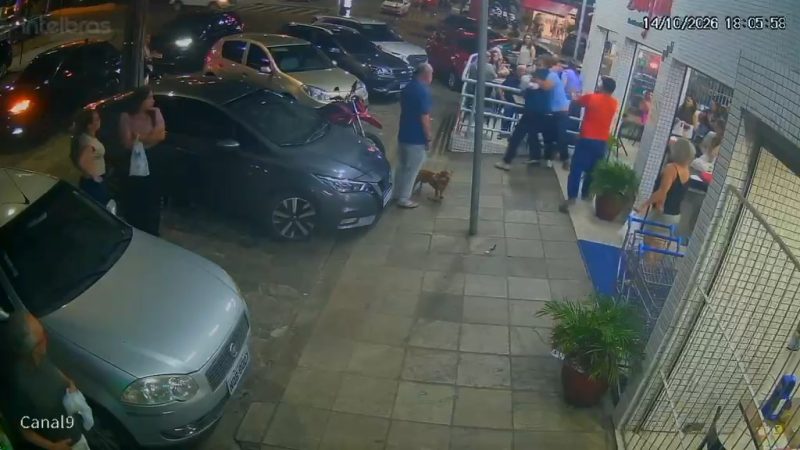 Briga entre dois homens após discussão política na Padaria Bonfim, no bairro de Tambaú, em João Pessoa.