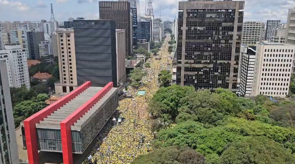 Flávio Bolsonaro promete quatro ministros antiaborto no STF