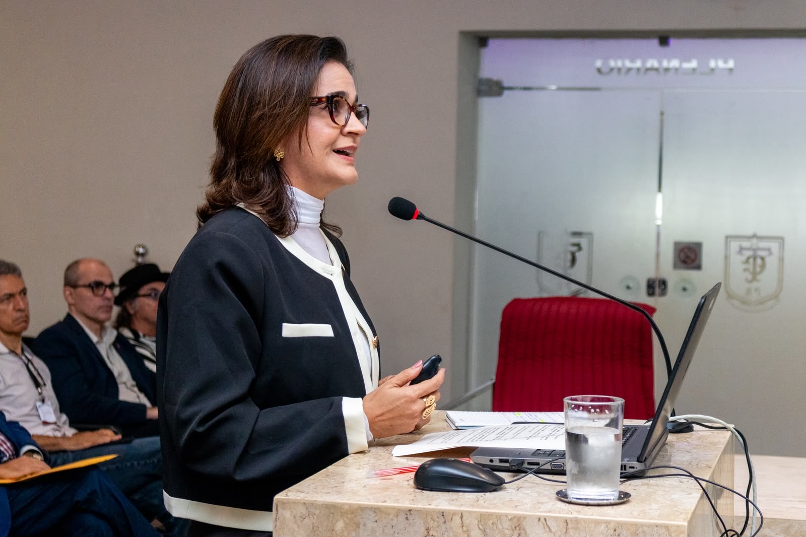 Uma auditoria do Tribunal de Contas da Paraíba (TCE-PB) revelou o nível de maturidade fiscal dos 223 municípios do estado diante dos desafios da Reforma Tributária. Os resultados da fiscalização temática foram apresentados nesta quarta-feira (30), em sessão plenária presidida pelo conselheiro André Carlo Torres Pontes, com diagnóstico técnico elaborado pela auditora de controle externo Christiane Mariz Maia. Siga o canal do WSCOM no Whatsapp Inscreva-se na newsletter do WSCOM Entre no nosso grupo exclusivo A Auditoria identificou que a maior parte das prefeituras ainda apresenta pontos que precisam ser aprimorados, especialmente em relação à preparação para as mudanças decorrentes da Reforma Tributária. O levantamento integra a Auditoria Temática nº 03/2026, desenvolvida pela Diretoria de Auditoria e Fiscalização (DIAFI), por meio do Departamento de Controle de Políticas Públicas (DECOPP). O trabalho foi realizado em cumprimento às diretrizes da Nota Recomendatória Conjunta ATRICON/IRB nº 01/2026, que orienta os Tribunais de Contas a atuarem de forma proativa no acompanhamento da transição para o novo sistema tributário e no fortalecimento da arrecadação própria dos municípios. O diagnóstico criou o Índice de Maturidade da Administração Tributária Municipal da Paraíba (IMAT-PB), metodologia desenvolvida pelo TCE-PB que considera três dimensões: Estrutura, com peso de 45%; Sistema Tributário, com 25%; e Adequação à Reforma, com 30%. A classificação varia de 0 a 100 pontos, distribuída nas faixas “Inicial”, “Em Desenvolvimento” e “Preparado”. O resultado estadual revela um cenário de maturidade intermediária. O IMAT-PB médio foi de 62,09 pontos, com mediana de 64. Dos 223 municípios analisados, 199 (89,2%) estão na faixa “Em Desenvolvimento”, enquanto apenas 14 (6,3%) alcançaram a condição “Preparado”. Outros dez municípios (4,5%) ficaram na faixa “Inicial”. Preparação para a Reforma é o principal desafio -Um dos principais alertas do diagnóstico está justamente na preparação para a nova arquitetura tributária. Entre as três dimensões avaliadas, o Sistema Tributário apresentou a maior média, com 71 pontos, seguido pela Estrutura, com 67,7 pontos. Já a dimensão Adequação à Reforma registrou apenas 46,3 pontos, tornando-se o principal ponto de atenção identificado pela auditoria. De acordo com o levantamento, 99% dos municípios aderiram ao padrão nacional da NFS-e, enquanto 54% adotaram ações para resguardar o ISS até 2026 e 52% capacitaram servidores sobre IBS e CBS. Por outro lado, apenas 13% designaram uma coordenação específica para a Reforma Tributária, 9% atualizaram a COSIP para COSISP, 8% adequaram a Lei Orgânica à Emenda Constitucional nº 132/2023 e somente 5% aderiram ao Sinter e implementaram o CIB. O levantamento aponta, assim, uma diferença entre a adoção de medidas com obrigações ou prazos mais imediatos e a preparação institucional de longo prazo para a transição tributária. Falta de fiscais preocupa Outro ponto de destaque apresentado pelo TCE-PB foi o dimensionamento dos quadros fiscais municipais. Para isso, a auditoria utilizou o CRD-Fiscal/PB, critério complementar que considera a população de cada município para avaliar a necessidade de fiscais de tributos. O diagnóstico identificou 65 municípios em situação considerada crítica, o equivalente a 29% do Estado. Desse total, 61 municípios, ou 27%, não possuem nenhum fiscal. Segundo a auditoria, a insuficiência de pessoal pode comprometer atividades como fiscalização ativa, lançamento de ofício, cobrança e preservação da receita própria municipal. Entre as medidas apontadas estão a estruturação da carreira fiscal e a realização de concursos públicos. A auditoria também identificou 32 situações de alerta relacionadas à administração tributária, que terminaram por gerar 222 Alertas aos Gestores, os quais, reproduzidos para os municípios considerados no levantamento, resultaram em 2.264 ocorrências, classificadas em níveis de criticidade alta, média e baixa. Entre os problemas mais frequentes estão a ausência de convênios para compartilhamento de cadastros (83%), a não utilização do protesto da dívida ativa (82%), a não atualização da COSIP para COSISP (74%), a falta de adequação da Lei Orgânica à EC nº 132/2023 (65%) e a ausência de Sinter/CIB (61%). Também foram identificados municípios sem agentes fiscais com e-CPF (59%), sem regra para atualização do IPTU por ato do Executivo (54%) e com concurso para a área fiscal realizado há mais de dez anos ou nunca realizado (51%). TCE-PB propõe atuação coordenada Diante dos resultados, a Auditoria Temática 03/2026 propõe uma estratégia de atuação em escala estadual para enfrentar problemas que se repetem em diversos municípios. Entre as medidas sugeridas estão a criação de convênios-quadro de cooperação fiscal, adesão em bloco ao protesto da dívida ativa, elaboração de minutas-modelo para adequações normativas e capacitação centralizada sobre IBS e CBS. O Tribunal também prevê a elaboração de 223 relatórios individualizados, a criação de um painel público de acompanhamento, a aplicação anual do IMAT-PB e a utilização do CRD-Fiscal/PB como instrumento de apoio à estruturação das carreiras fiscais. Diagnóstico dará origem a acompanhamento permanente – A proposta do TCE-PB é transformar o diagnóstico em um ciclo permanente de indução, acompanhamento e melhoria da administração tributária municipal. Os próximos passos incluem a devolução dos relatórios individualizados aos 223 municípios, o acompanhamento das providências nos PAGs, a disponibilização de um painel público com planos de ação e evolução dos municípios e a aplicação anual do IMAT-PB, permitindo a construção de uma série histórica. A auditoria destaca que o fortalecimento da administração tributária municipal está diretamente relacionado à autonomia fiscal e à capacidade dos municípios de financiar políticas públicas. Acompanhamento continuará O diagnóstico não encerra a atuação do TCE-PB. Como próximos passos, serão emitidos 223 relatórios individualizados de maturidade tributária, a serem inseridos nos processos de Acompanhamento da Gestão (PAG) das prefeituras em 2026, com sugestões de alerta, quando cabíveis. O Tribunal também prevê a criação de um painel público para acompanhar as ações adotadas pelos municípios e a aplicação anual do IMAT-PB. O levantamento de 2026 servirá como linha de base para monitorar a evolução da administração tributária e os resultados das medidas implementadas. Com a Auditoria Temática nº 03/2026, o TCE-PB busca apoiar os municípios na identificação de fragilidades e na adoção de medidas para fortalecer a administração tributária diante das mudanças trazidas pela Reforma Tributária.