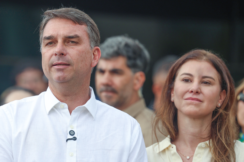 Brasília (DF), 12/10/2026 - O candidato e senador, Flávio Bolsonaro fala com jornalistas, após missa na Catedral Metropolitana de Brasília
Foto: Valter Campanato/Agência Brasil
