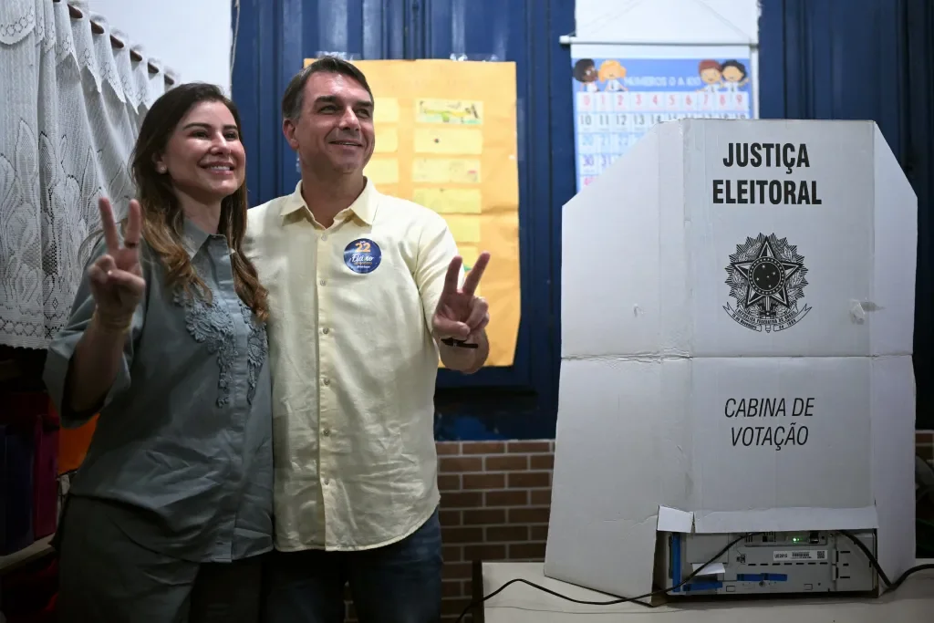 Acompanhado da família e aliados, Flávio Bolsonaro vota no Rio de Janeiro; candidato é recebido com gritos de “Lula” e “Ana Clara”