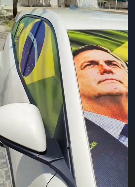 Justiça Eleitoral determina vistoria após motorista colocar adesivo de Flávio Bolsonaro em parabrisa carro na Paraíba e prevê apreensão por irregularidade