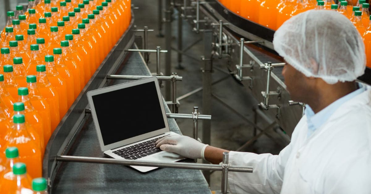 Produção industrial brasileira recua 0,6% em agosto, interrompendo recuperação. Veja dados no WSCOM.