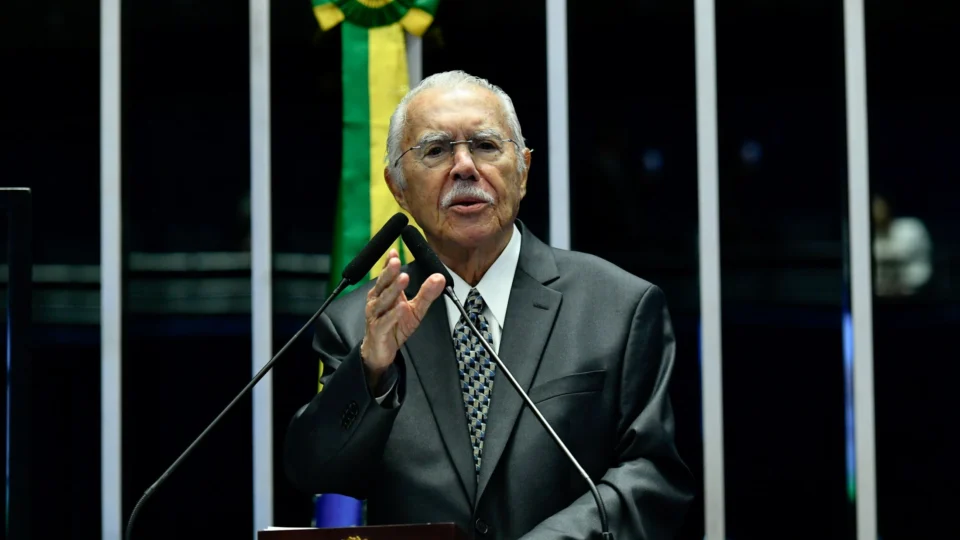 José Sarney, ex-presidente da República, recebeu alta hospitalar em São Luís neste sábado.