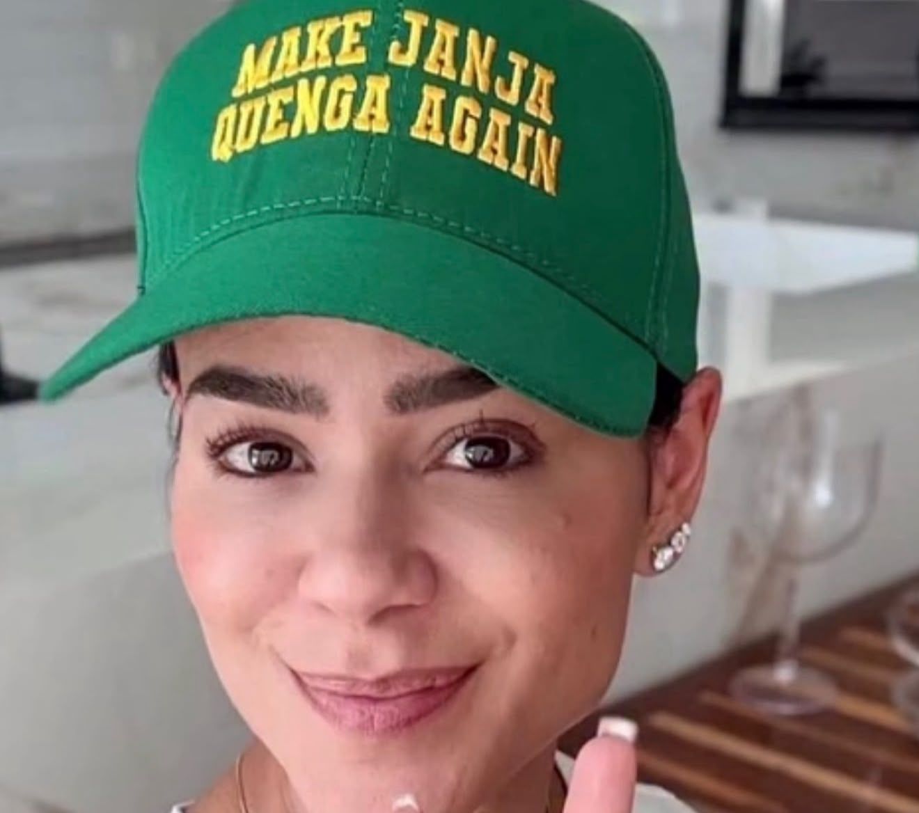 Imagem atribuída à médica Mirna Noia usando boné com frase direcionada à primeira-dama Janja.