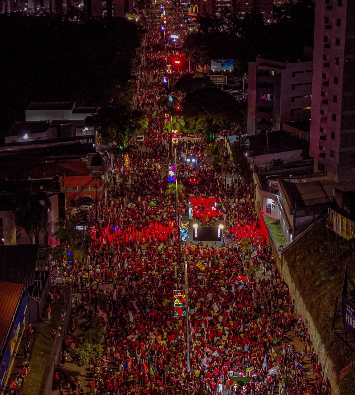 Apoiadores de Lula realizam manifestação com grande público em João Pessoa