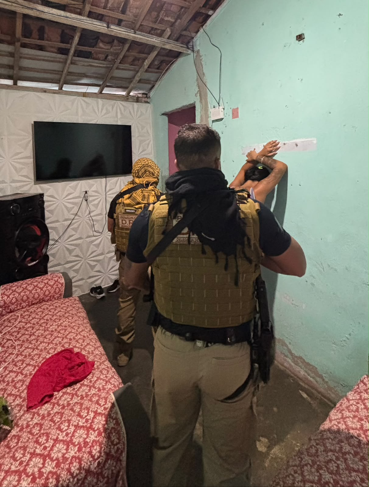 Polícia Civil da Paraíba realiza Operação Cadeia de Comando contra organização criminosa investigada por tráfico de drogas, torturas e homicídios.