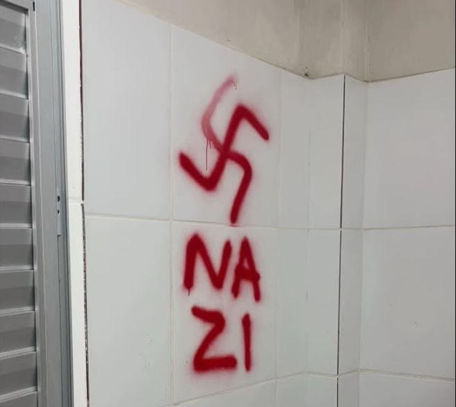 suásticas e a palavra nazi pichadas em banheiro da ufpb foram registradas