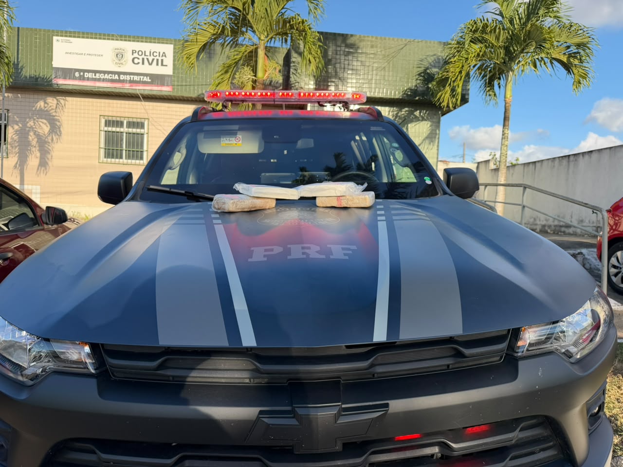 Polícia Rodoviária Federal apreende quatro tabletes de cocaína em bagagens de passageira durante fiscalização na BR-230, em Santa Rita.