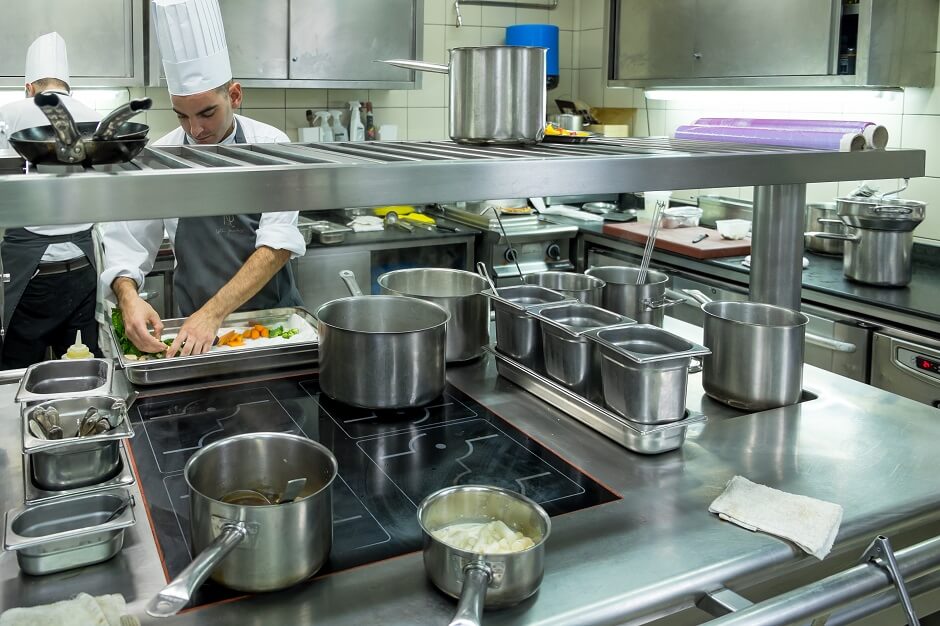 Abrasel alerta para alta de até 20% no custo com pessoal e risco de inflação com fim da escala 6x1