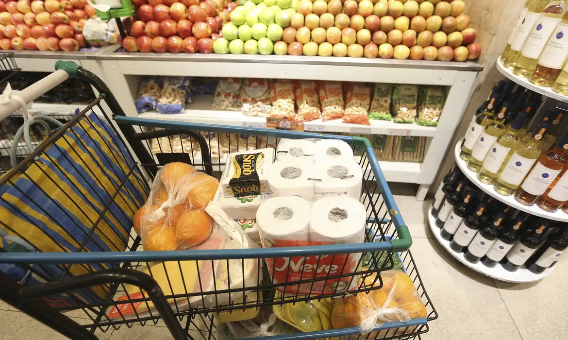 Com queda nos preços dos alimentos, consumo nos lares brasileiros cresce 3,28% em julho